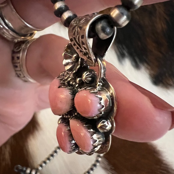 ❤️ Queen Pink Conch Paw Print & Heart Sterling Silver Navajo Statement Pendant - Picture 5 of 13